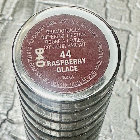 NEW CLINIQUE DRAMATICALLY DIFFERENT LIPSTICK - Picture 7 of 9